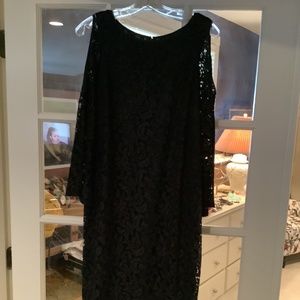 Beautiful Chicos size 0 (4/6) black lace dress with black lining. Very flatteri!